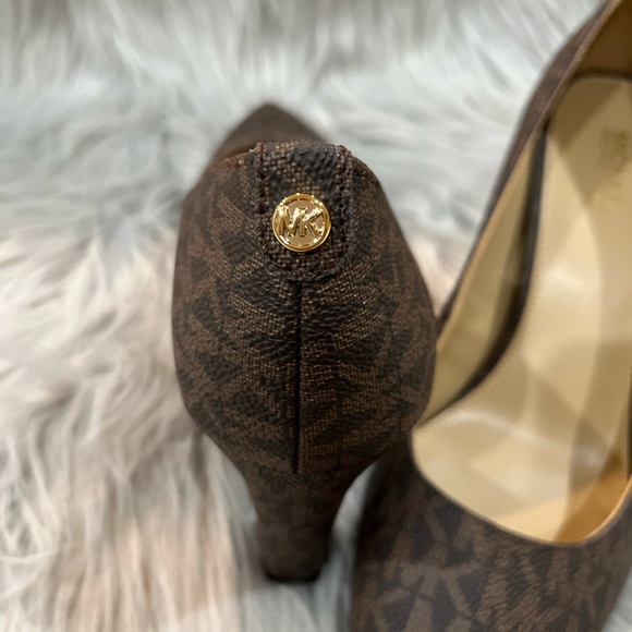 Michael Kors Milly Brown Signature Logo high heels shoes. New - Picture 6 of 8